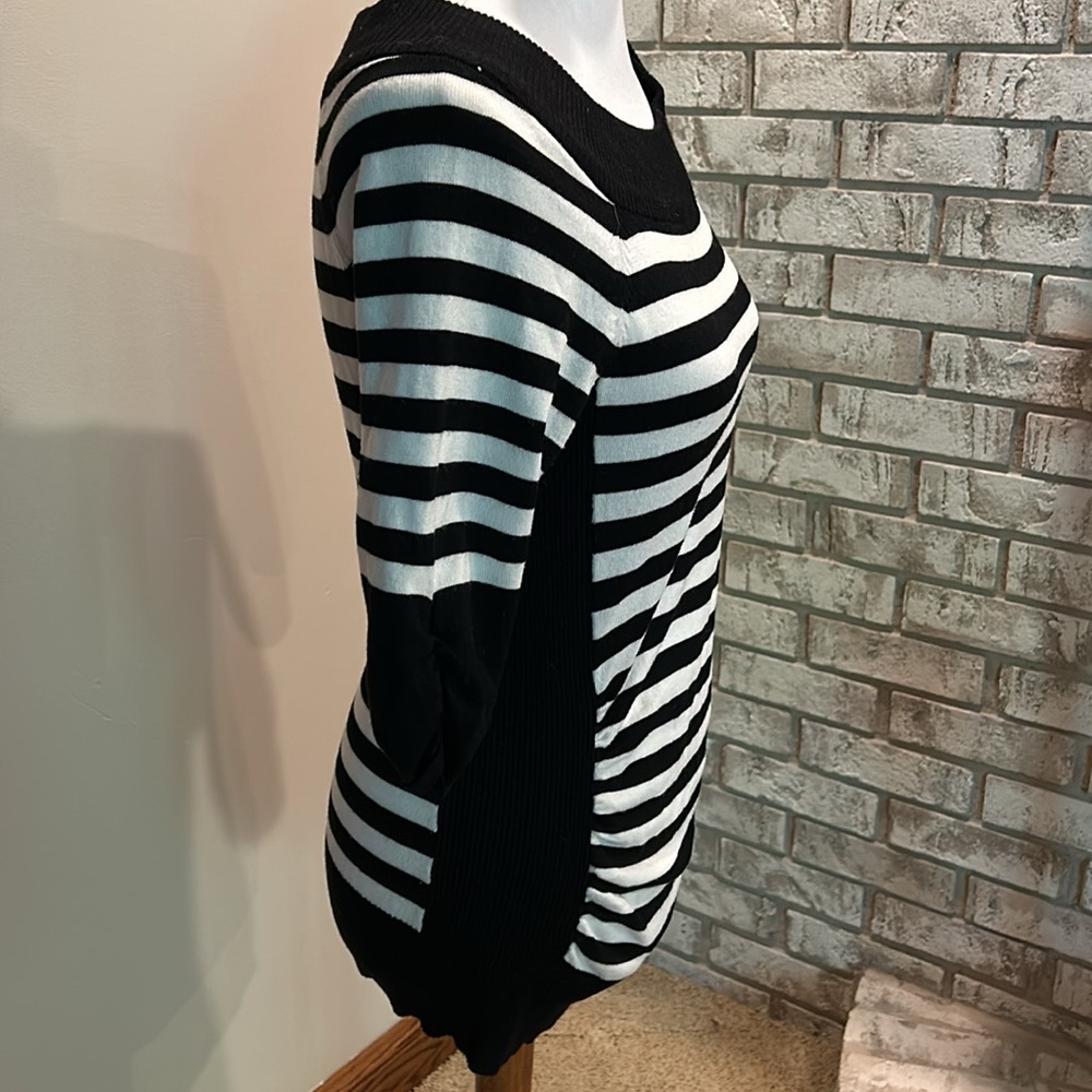 Sweater - Picture 2 of 8